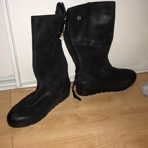 Black velvety material boots😌